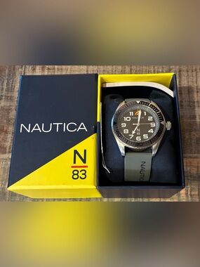 Nautica N83 NAPFWF202 Men's Gray Silicone Strap Sport Watch Like New in Box